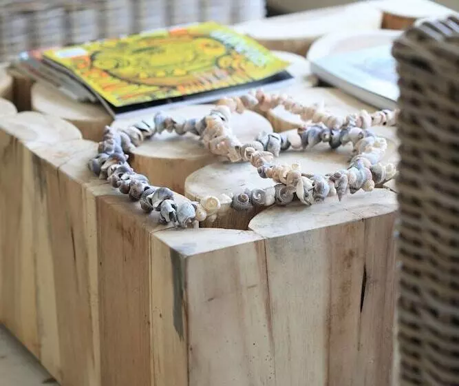 Отель Abalone Guest Lodge