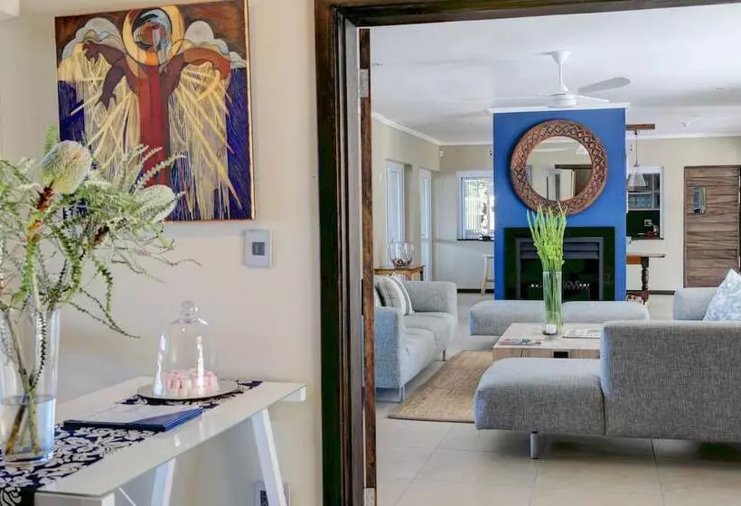 Отель Abalone Guest Lodge