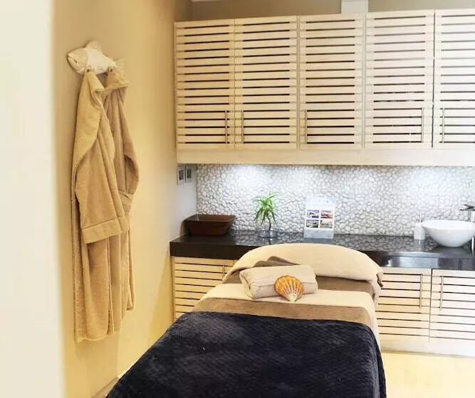 Отель Abalone Guest Lodge