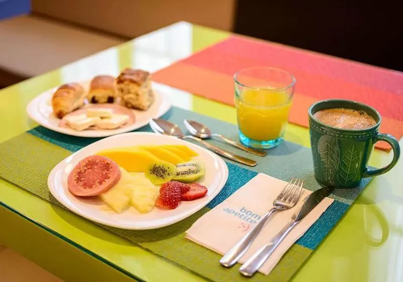 ホテル Ibis Styles Curitiba Centro Civico