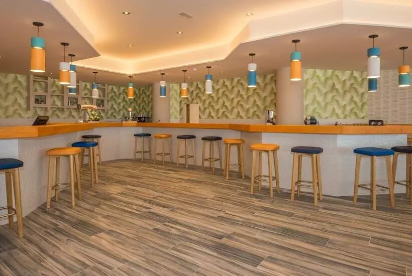 Hovima La Pinta Beachfront Family