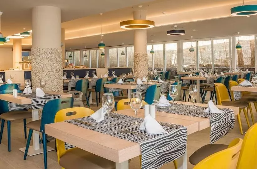 Hovima La Pinta Beachfront Family