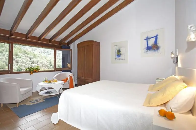 田舎風ホテル Fornalutx Petit Hotel   Bed & Breakfast