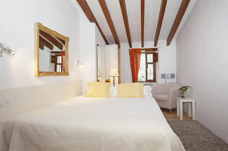 田舎風ホテル Fornalutx Petit Hotel   Bed & Breakfast