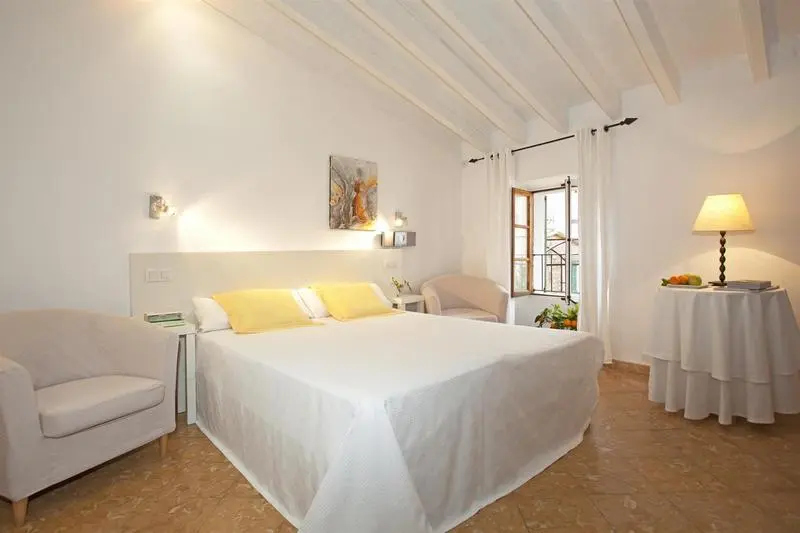田舎風ホテル Fornalutx Petit Hotel   Bed & Breakfast