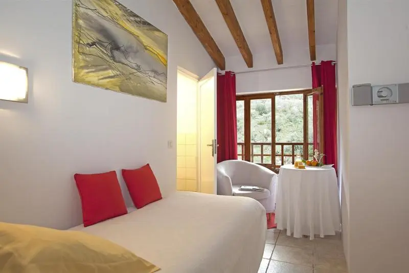 田舎風ホテル Fornalutx Petit Hotel   Bed & Breakfast