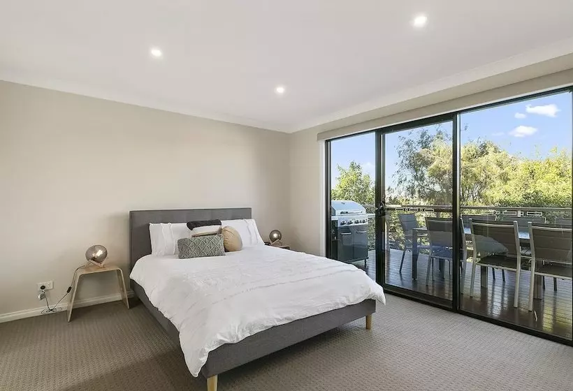 Summer Breeze  Free Wifi & Netflix Inlet Side Central Location