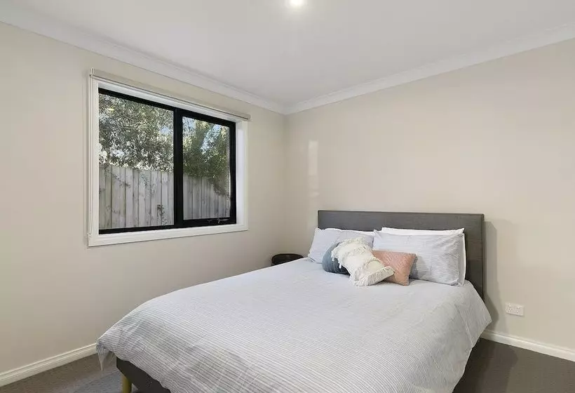 Summer Breeze  Free Wifi & Netflix Inlet Side Central Location