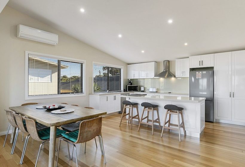 Summer Breeze  Free Wifi & Netflix Inlet Side Central Location