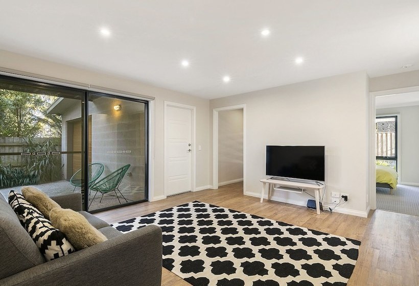 Summer Breeze  Free Wifi & Netflix Inlet Side Central Location