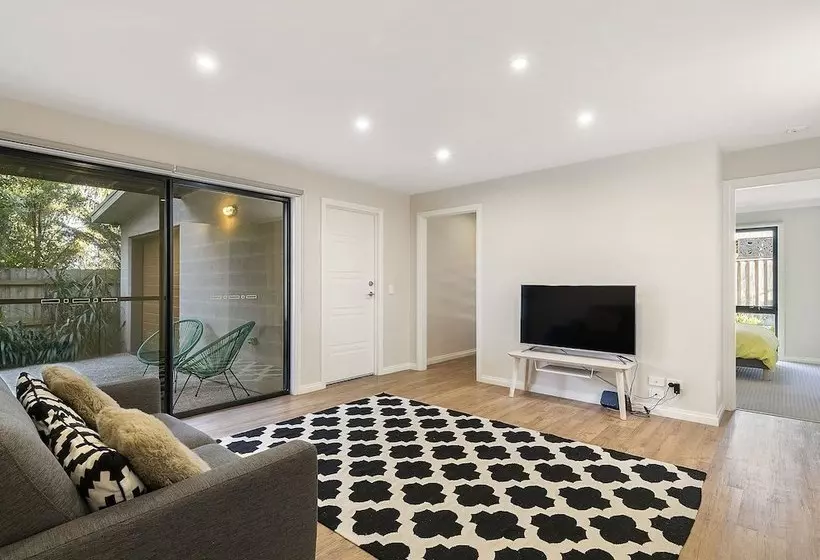 Summer Breeze  Free Wifi & Netflix Inlet Side Central Location