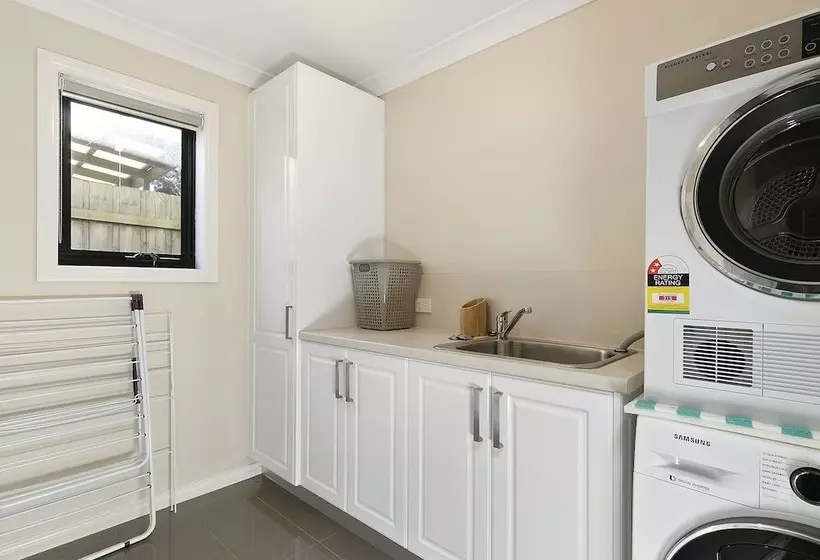Summer Breeze  Free Wifi & Netflix Inlet Side Central Location