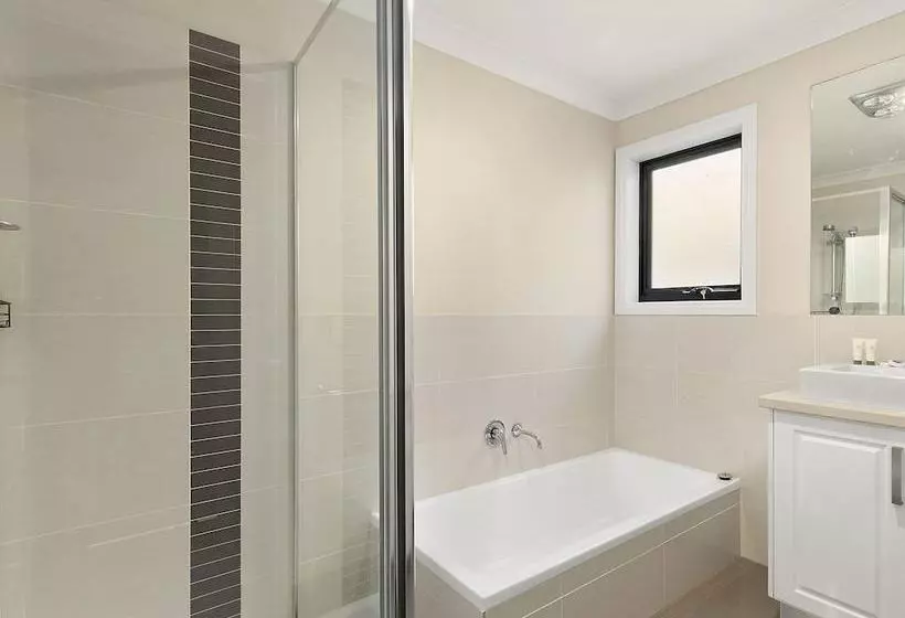 Summer Breeze  Free Wifi & Netflix Inlet Side Central Location
