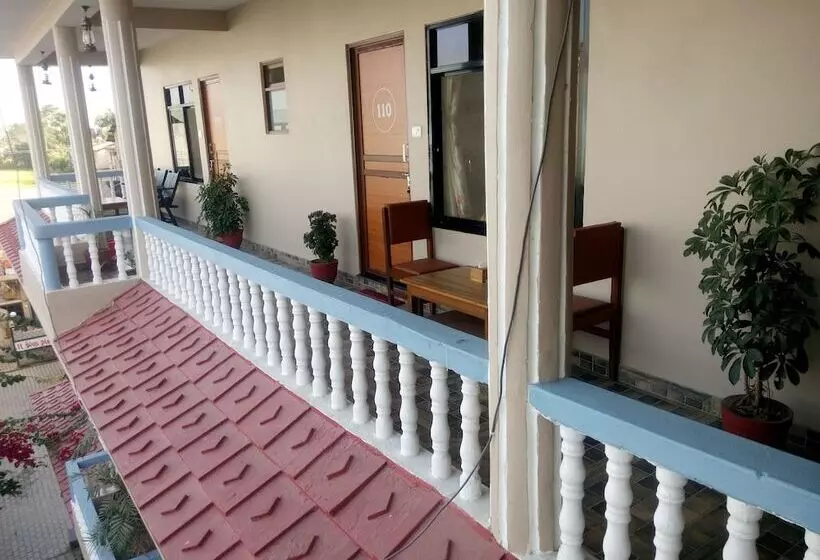 هتل Kingfisher Jungle Trekking Tour