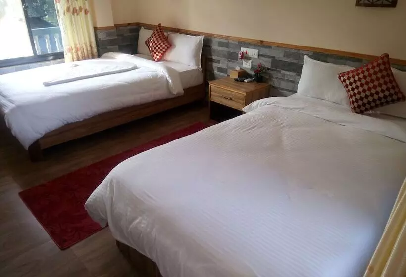 هتل Kingfisher Jungle Trekking Tour