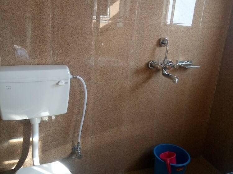 هتل Kingfisher Jungle Trekking Tour