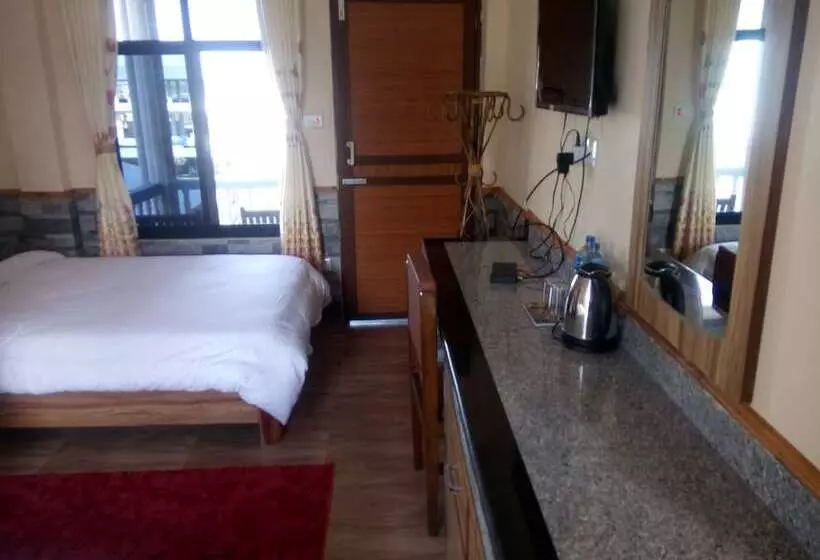 هتل Kingfisher Jungle Trekking Tour