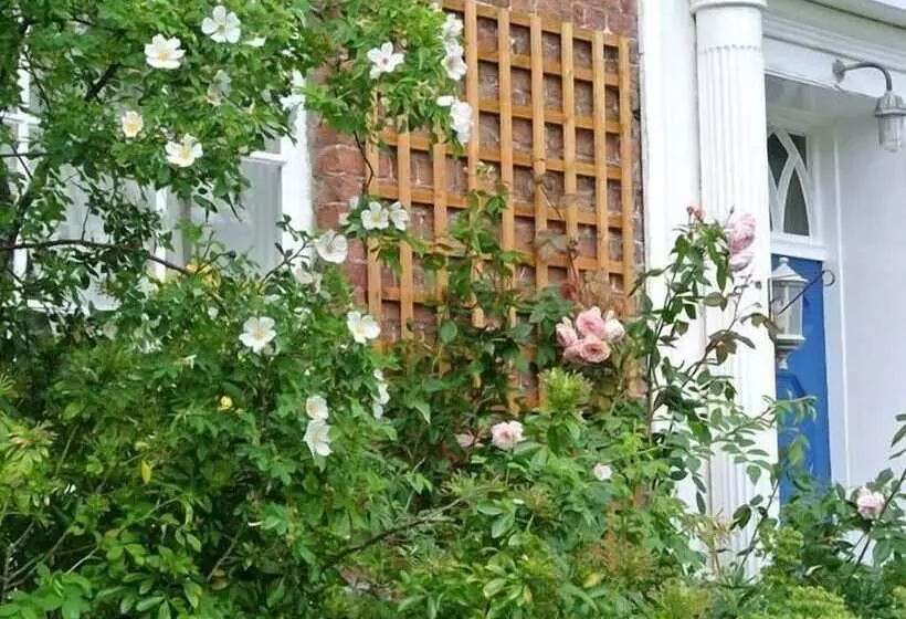 Majatalo Brimford House