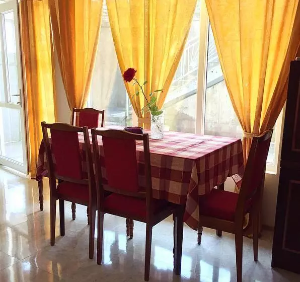 تختخواب و صبحانه Hayq Guest House