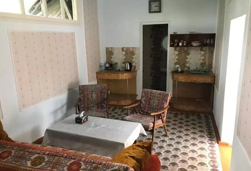 تختخواب و صبحانه Hayq Guest House