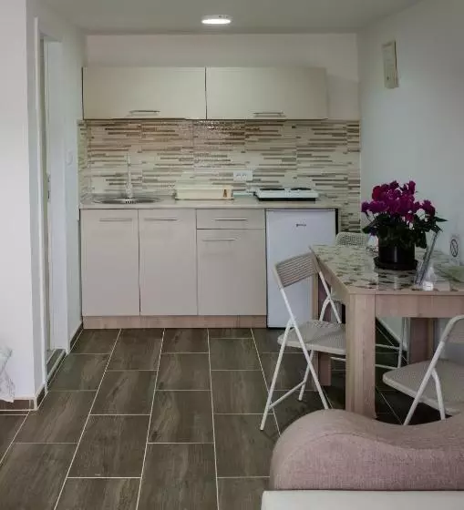 Majatalo Apartmani Janja