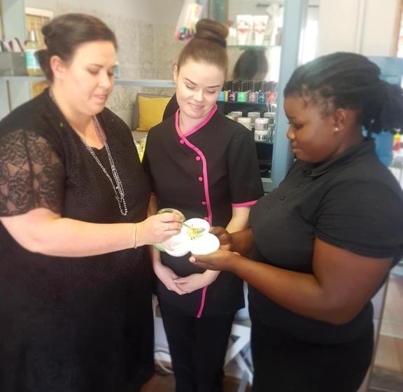 פנסיון Die Tuishuise & Victoria Manor