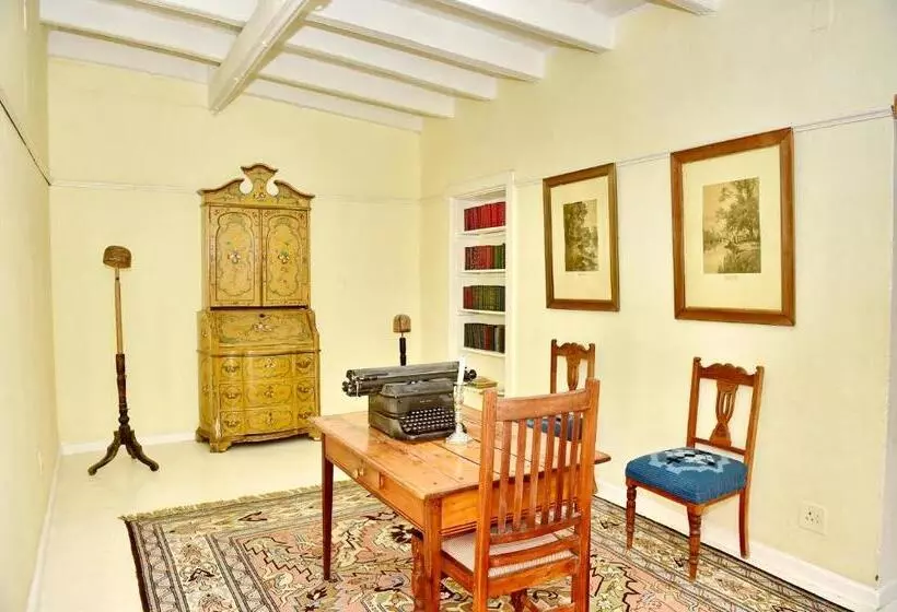 Majatalo Die Tuishuise & Victoria Manor