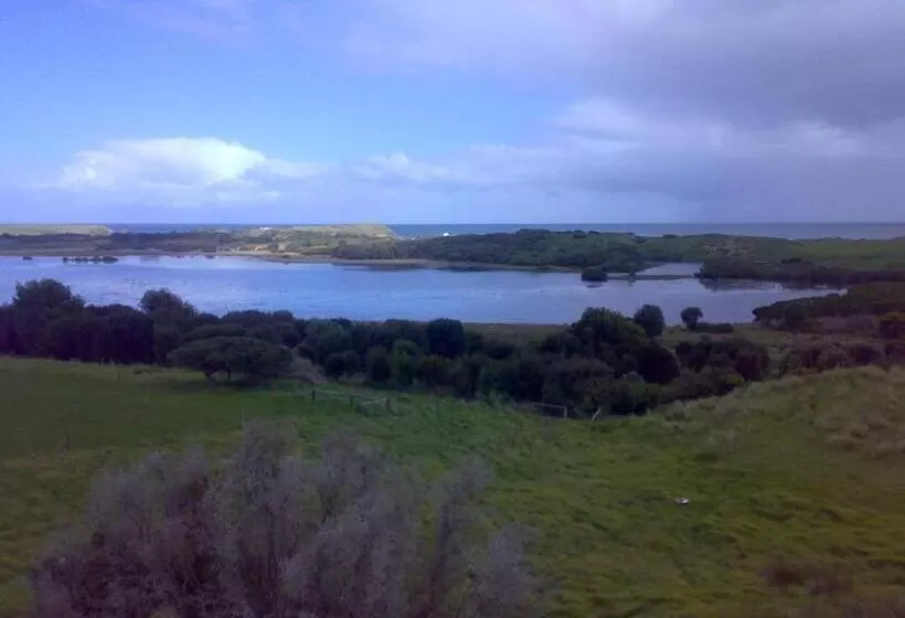 Majatalo Swan Lake Guest House