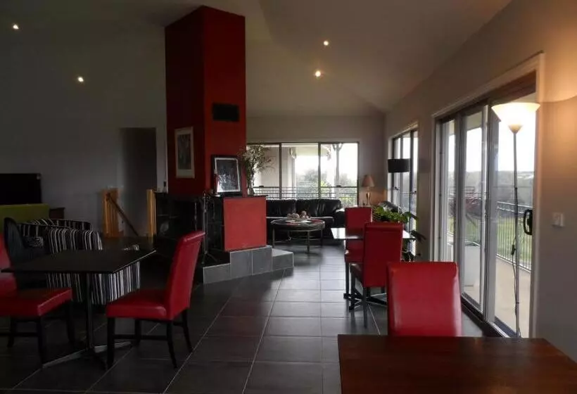 Majatalo Swan Lake Guest House