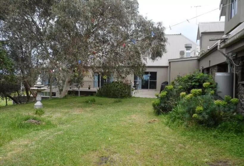 Majatalo Swan Lake Guest House