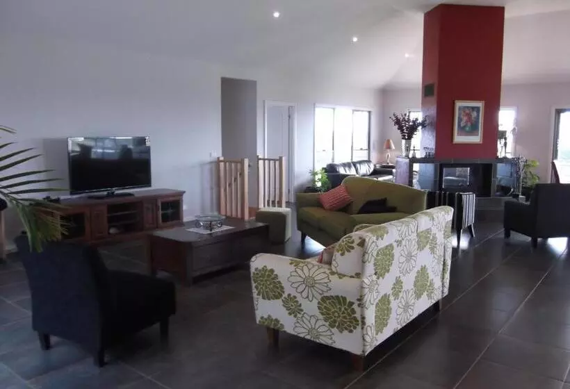 Majatalo Swan Lake Guest House