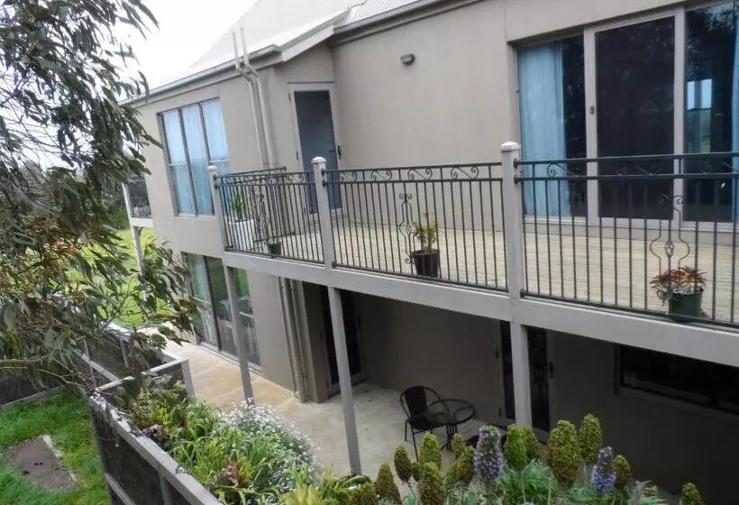 Majatalo Swan Lake Guest House