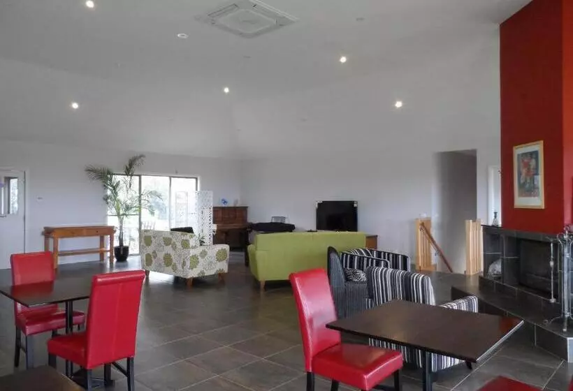 Majatalo Swan Lake Guest House