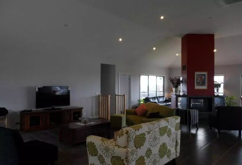 Majatalo Swan Lake Guest House