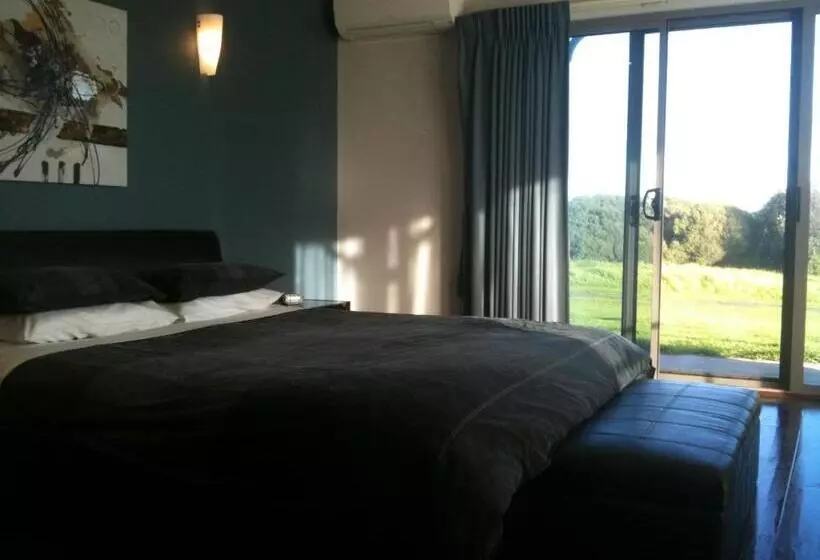 Majatalo Swan Lake Guest House