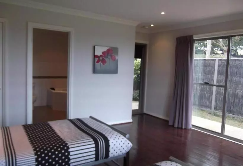 Majatalo Swan Lake Guest House