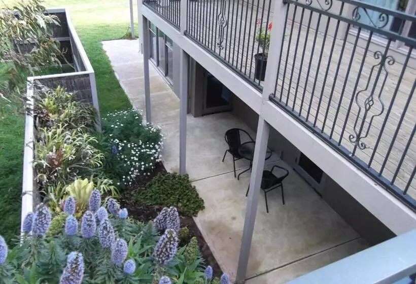 Majatalo Swan Lake Guest House