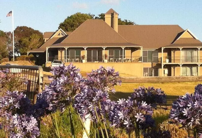 Majatalo Swan Lake Guest House