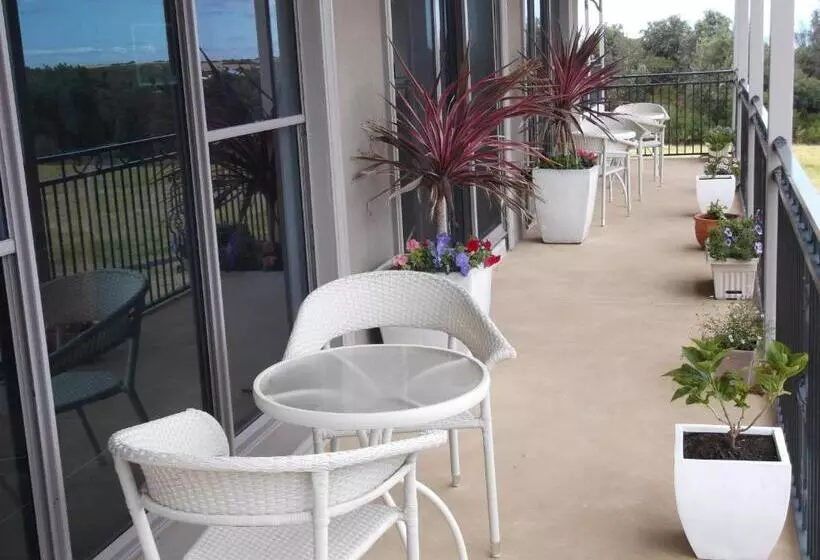 Majatalo Swan Lake Guest House