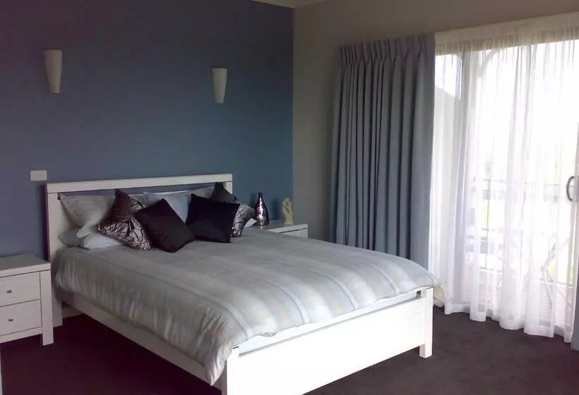 Majatalo Swan Lake Guest House