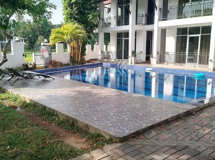 Hotelli Sanri Villa Katunayaka
