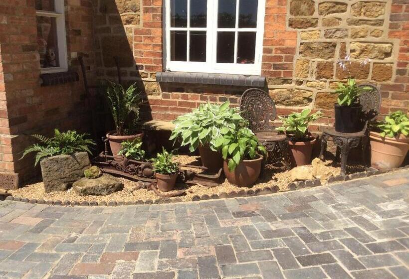 Bed and Breakfast The Rear Of The Plough,everdon