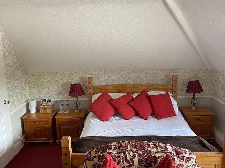 Greyhound Country Inn