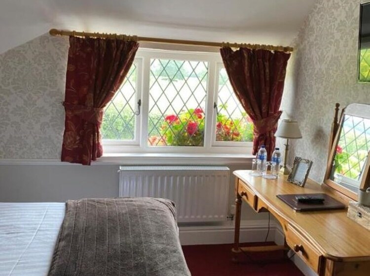 Greyhound Country Inn