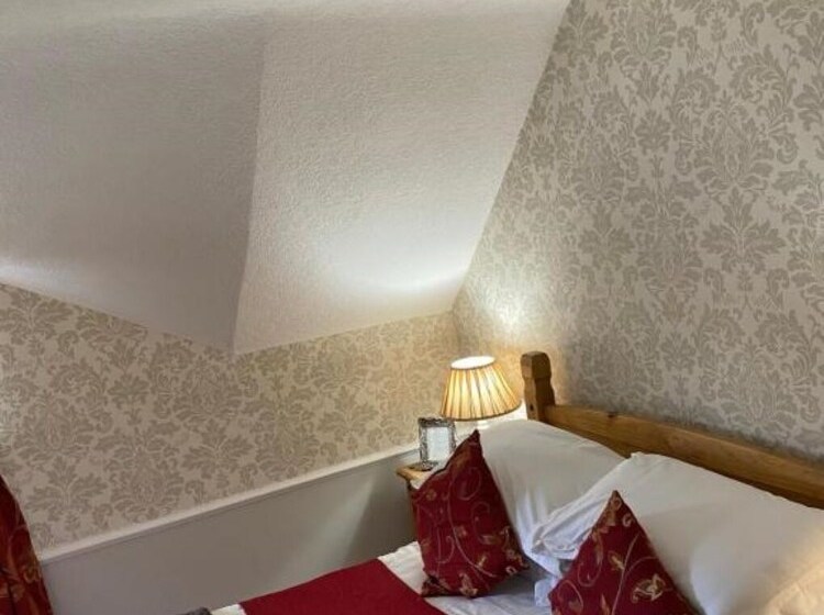 Greyhound Country Inn