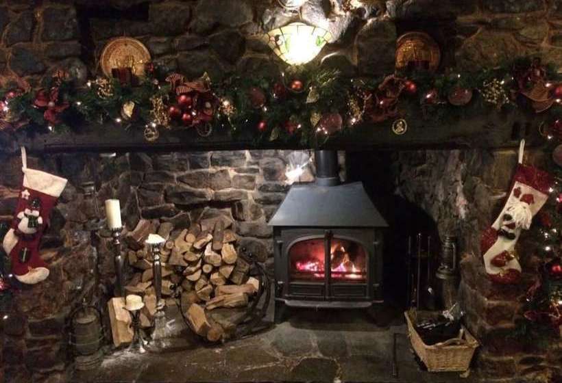 Greyhound Country Inn