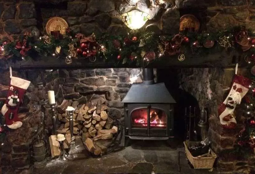 Greyhound Country Inn