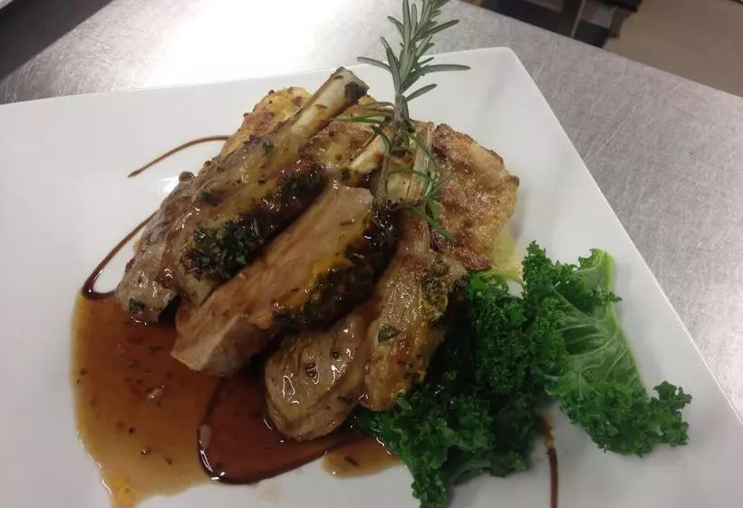 Greyhound Country Inn