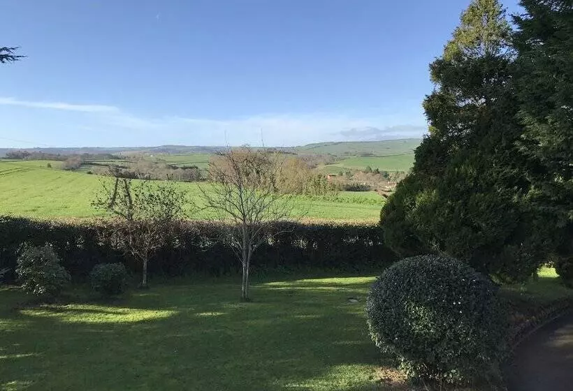 Majatalo Cedar House