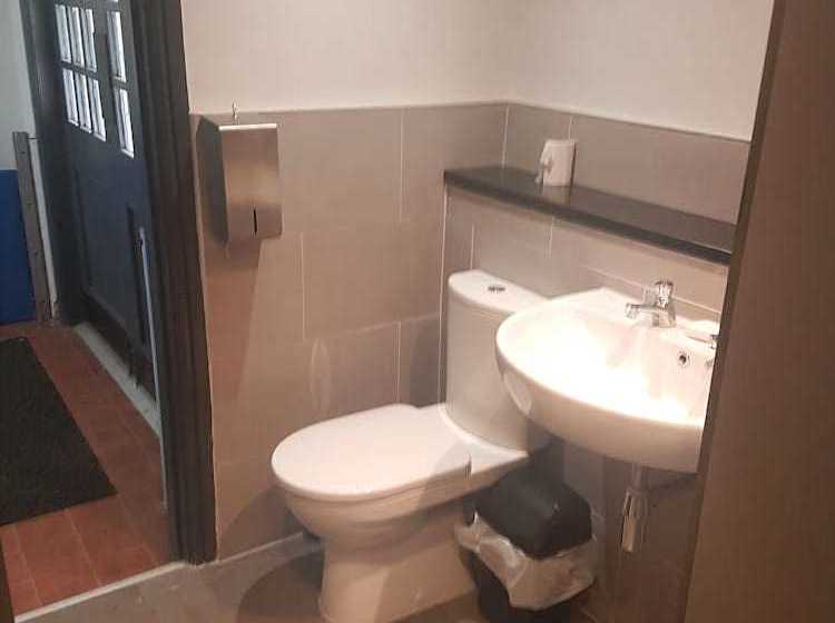 簡易ホテル Square & Compass